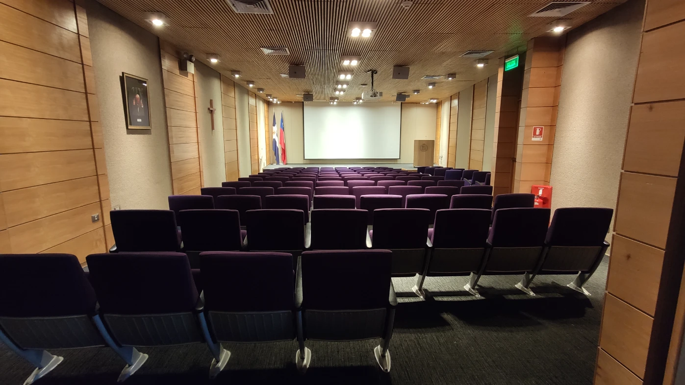 Auditorio Fernando Rosas con escenario y butacas para 100 personas en Espacios PUCV Santiago