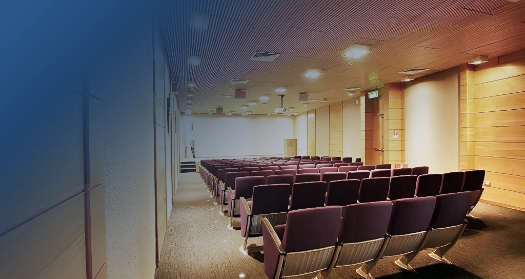 Auditorio Fernando Rosas — fachada PUCV Santiago, Antonio Bellet 314, Providencia