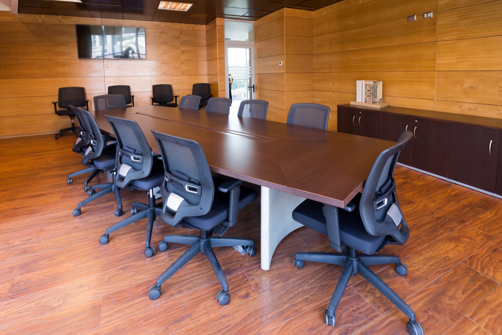 Sala Cerro San Cristóbal, sala de directorio para 12 personas en Espacios PUCV Santiago