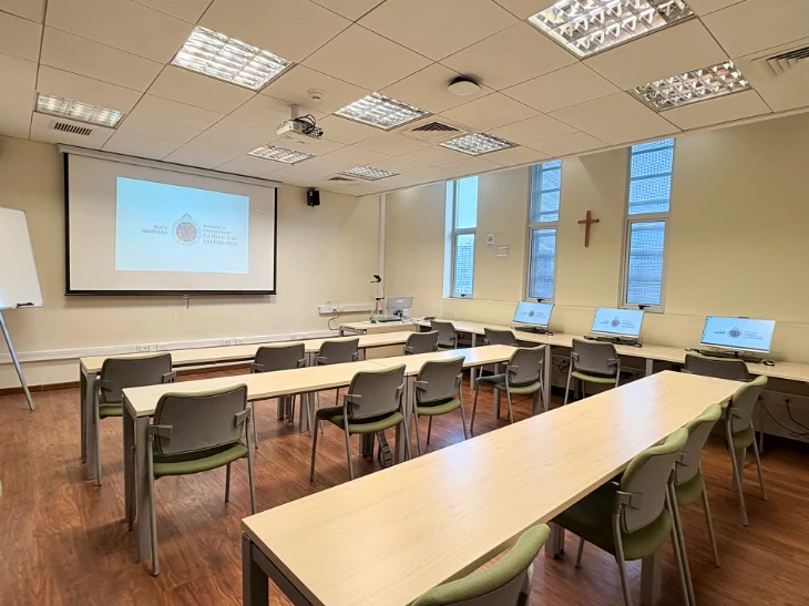 Sala de Computacion con estaciones de trabajo para 8 personas en Espacios PUCV Santiago