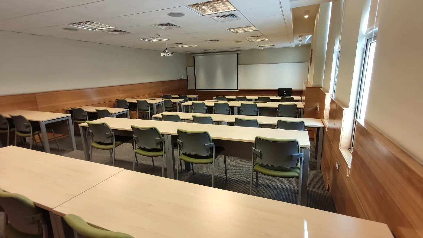 Sala Cerro Placeres (Sala 201), sala escalonada para 34 personas en Espacios PUCV Santiago